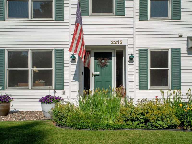 2215 Milton St N, Roseville, MN 55113