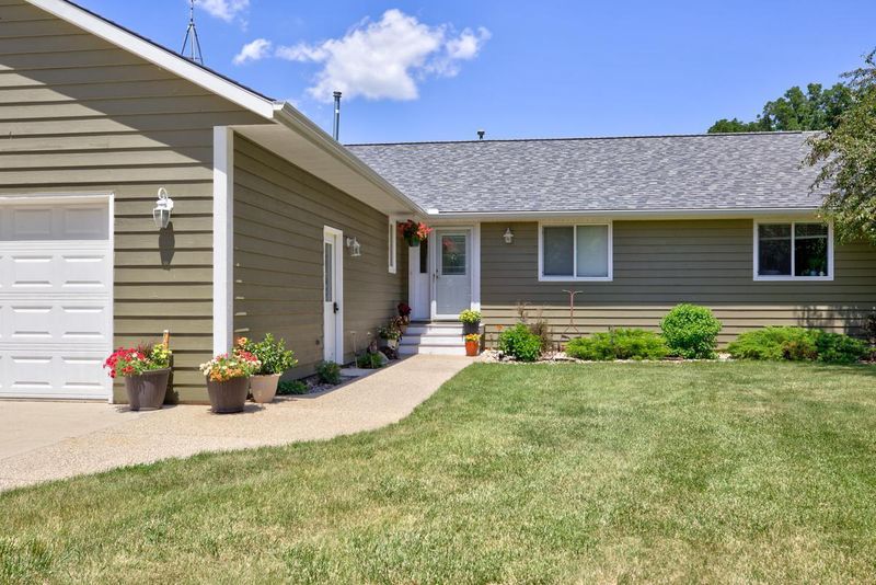 51696 Eagle Ln, Lake Crystal, MN 56055