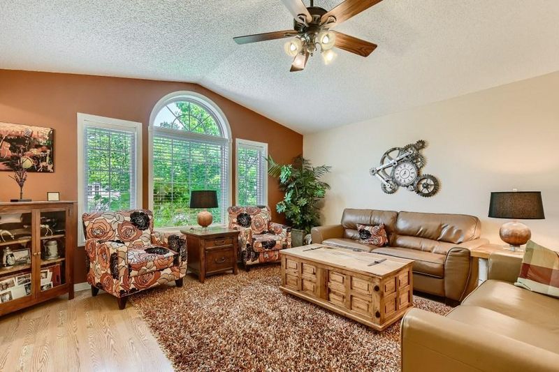 997 Carriage Ln, Chaska, MN 55318