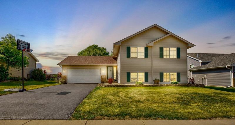 305 Sunshine Ln, Faribault, MN 55021
