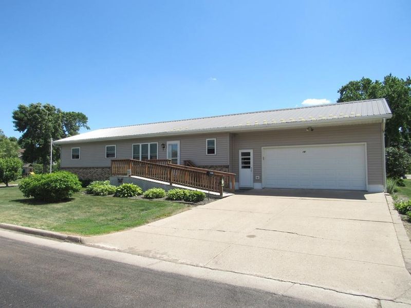 16 3rd Ave NE, Fairfax, MN 55332