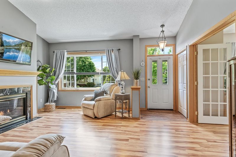 5927 Prairie Ridge Dr, Shoreview, MN 55126