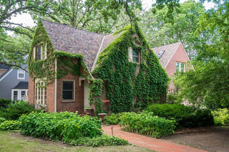 2704 W River Pw, Minneapolis, MN 55406