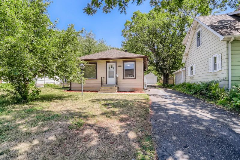 1784 Eustis St, Lauderdale, MN 55113