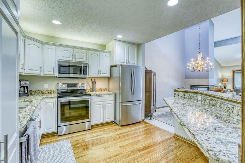 6805 W 82nd St, Bloomington, MN 55438