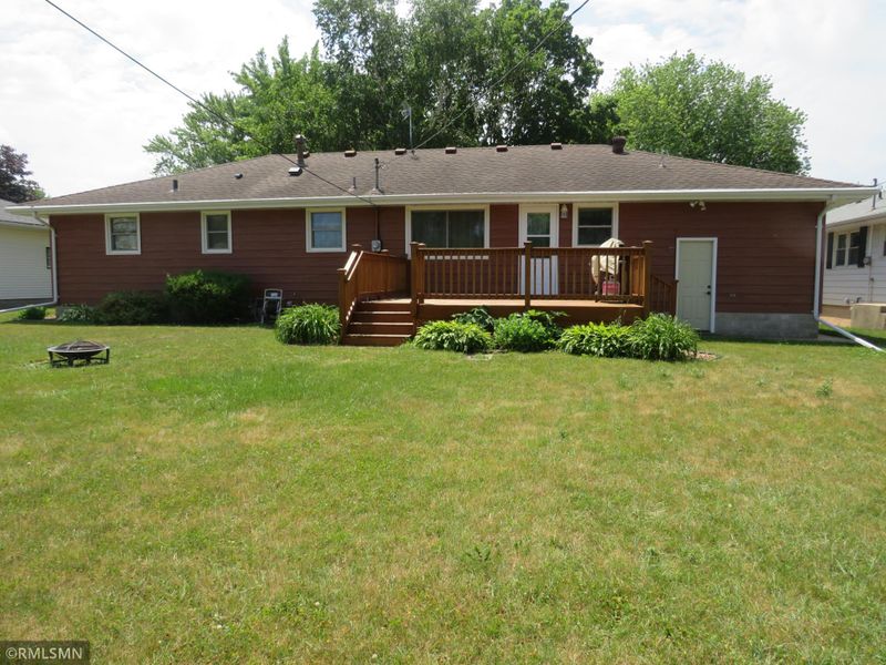 1921 15th St E, Glencoe, MN 55336