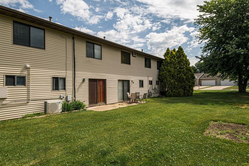 427 Friendly Cir SW, Eyota, MN 55934