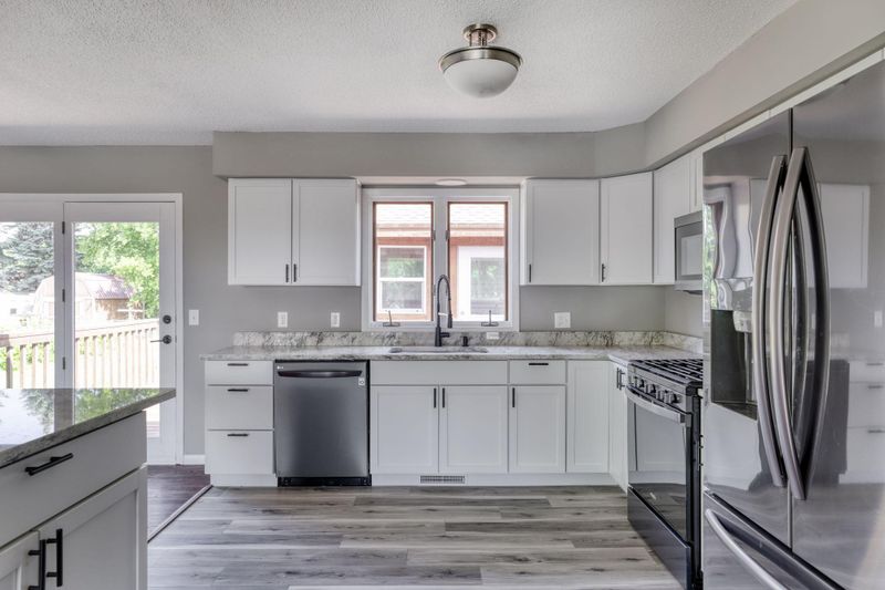 17404 Weaver Lake Dr, Maple Grove, MN 55311