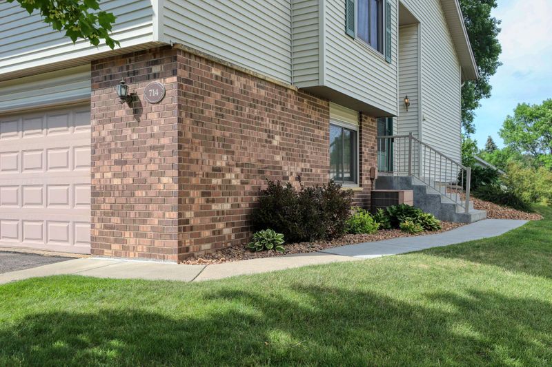 714 E 143rd St, Burnsville, MN 55337