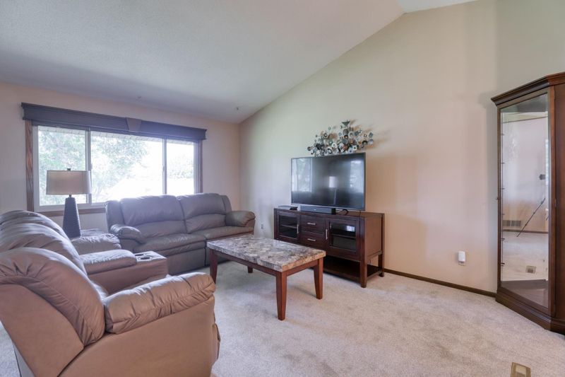 714 E 143rd St, Burnsville, MN 55337