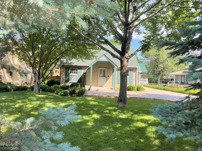 2461 Stillwater Rd E, Maplewood, MN 55119