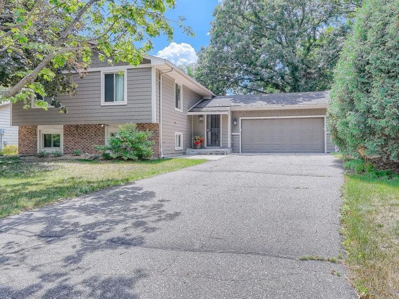 9681 Clark Cir, Eden Prairie, MN 55347