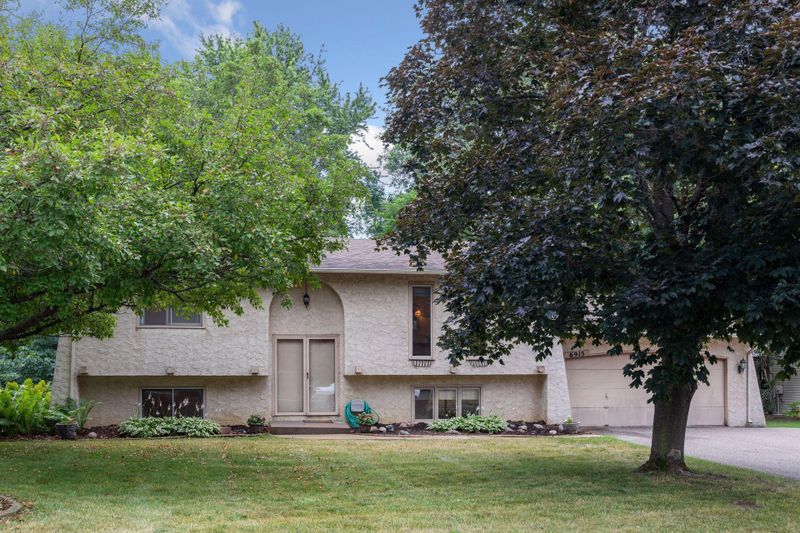 6915 Crest Dr, Maple Grove, MN 55311