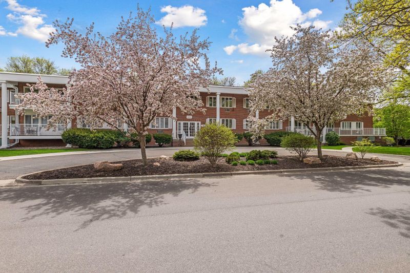 6005 Eden Prairie Rd #206, Edina, MN 55436
