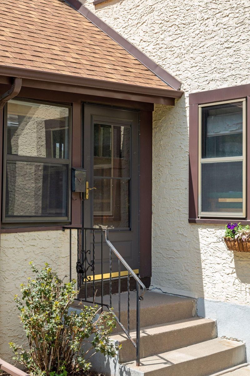 663 Cottage Ave E, Saint Paul, MN 55106