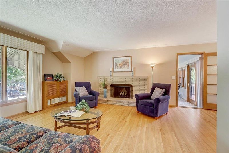 733 Redwood Ln, New Brighton, MN 55112