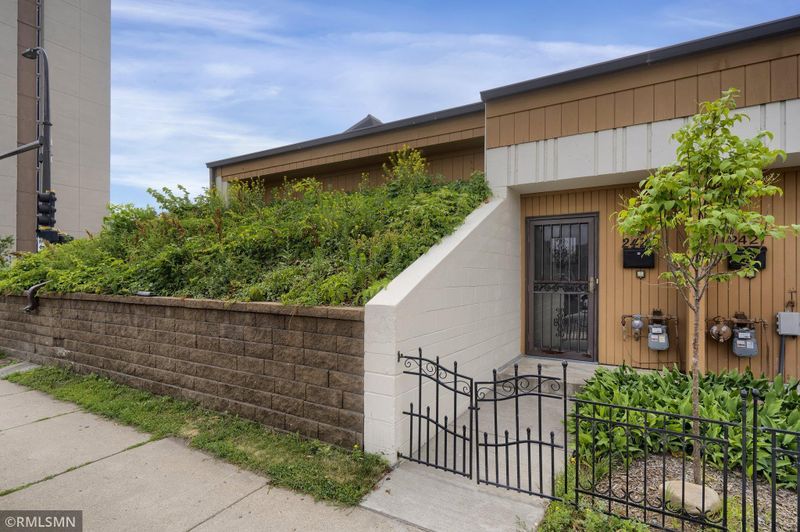 2423 S 9th St, Minneapolis, MN 55406