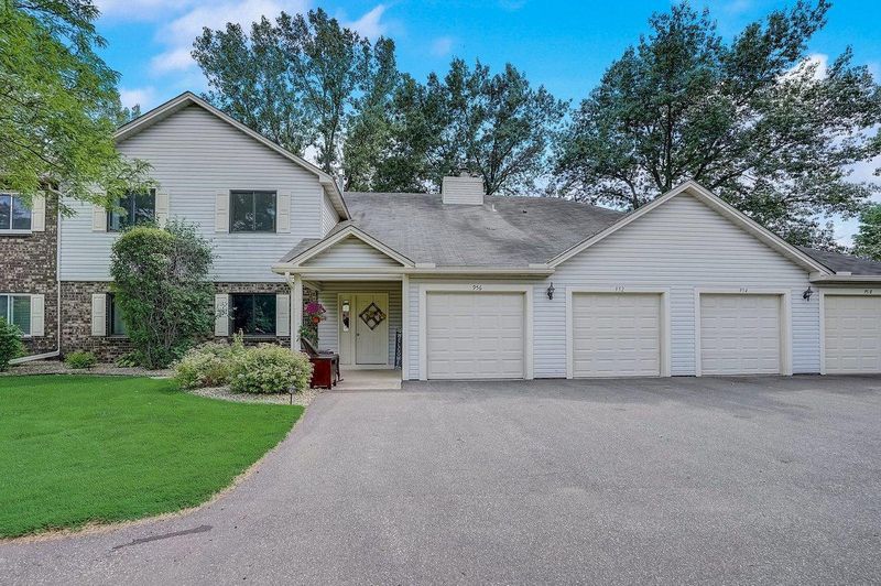 956 Heritage Ct E, Vadnais Heights, MN 55127