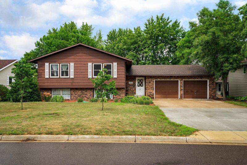 1014 W Prairie St, Belle Plaine, MN 56011