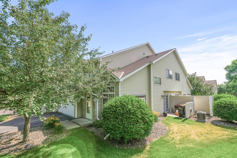 2272 River Rock Ln, Shakopee, MN 55379