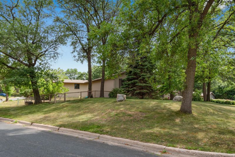 513 Parkside Cir, Burnsville, MN 55337