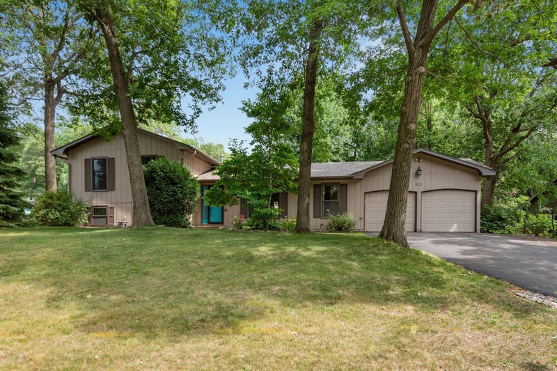 513 Parkside Cir, Burnsville, MN 55337