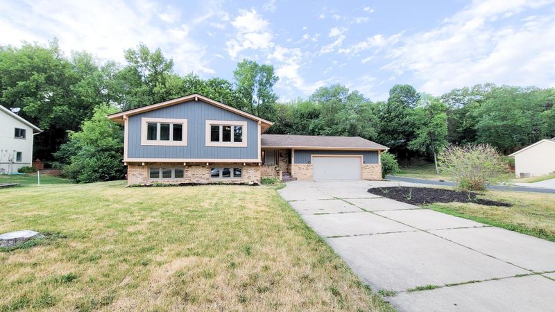 600 W 136th St, Burnsville, MN 55337