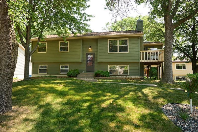 3556 Pilgrim Ln N, Plymouth, MN 55441