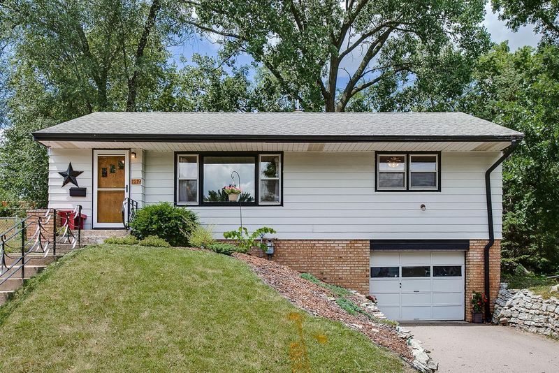 1219 Smith Ave S, West Saint Paul, MN 55118