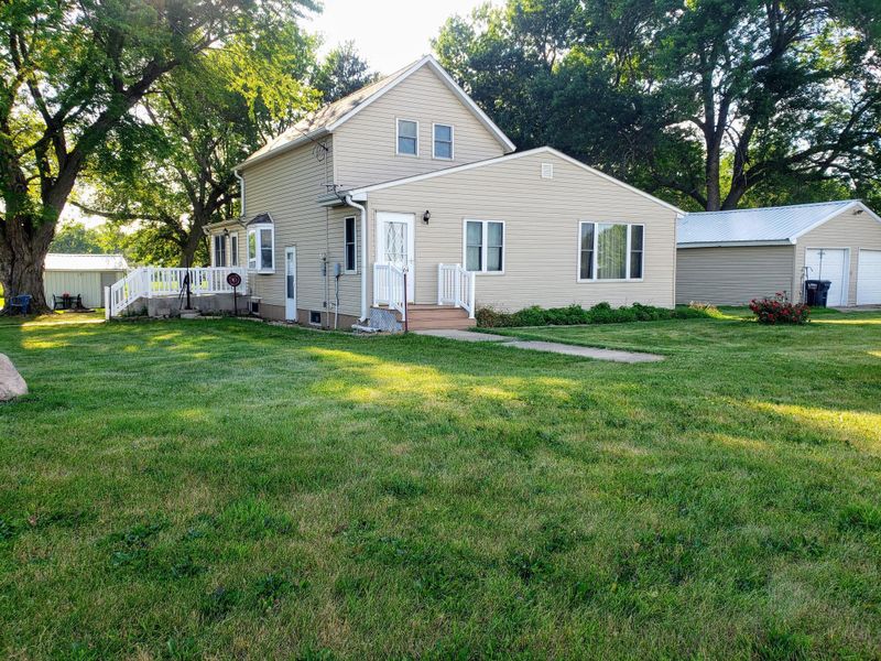 64 Pine St, Windom, MN 56101