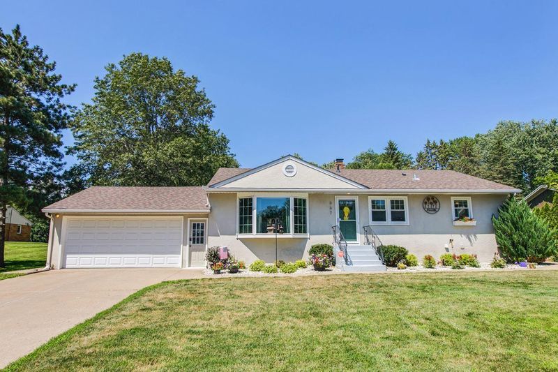 667 Mulberry Ln, Mendota Heights, MN 55118
