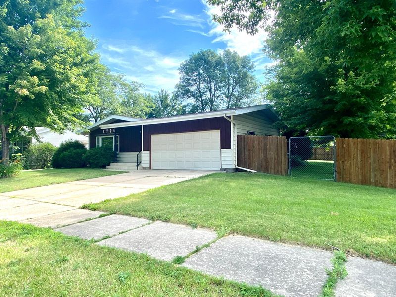 3706 15th Ave NW, Rochester, MN 55901