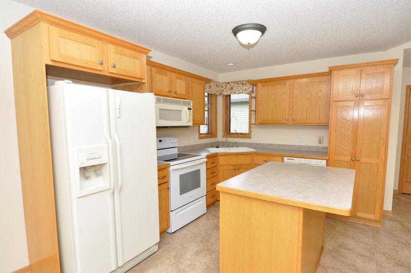 684 Sandy Ct, Wanamingo, MN 55983