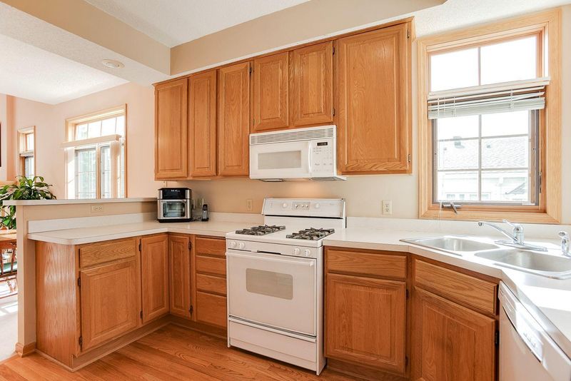 2441 Skyline Dr, Bloomington, MN 55425