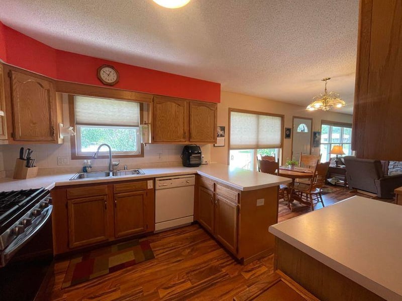 108 N 8th St, Brownsville, MN 55919