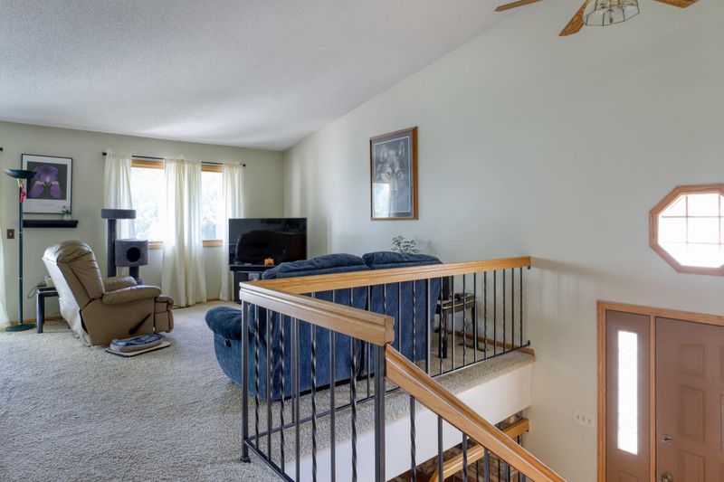 525 Upper Wood Way, Burnsville, MN 55337