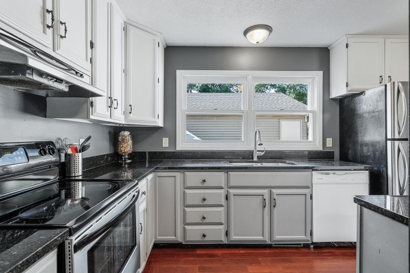 6712 Gretchen Ln N, Oakdale, MN 55128