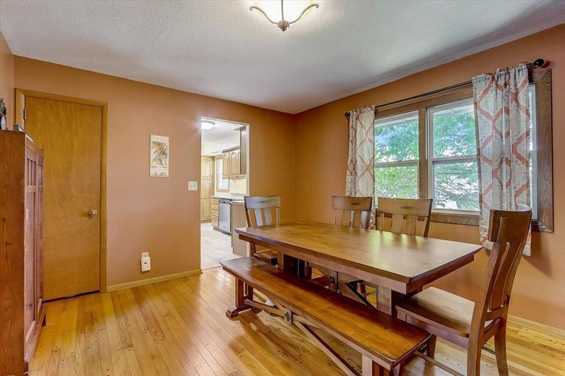 8 Woodcrest Dr, Burnsville, MN 55337