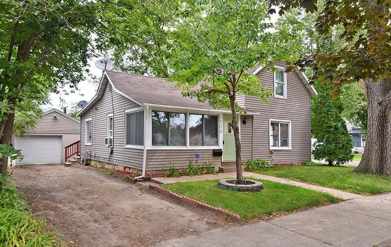 704 6th St NW, Faribault, MN 55021
