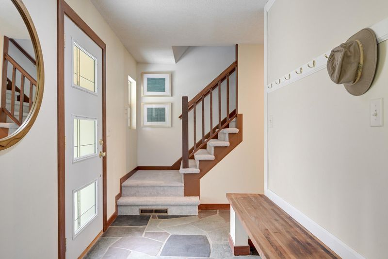 10202 Park View Cir, Bloomington, MN 55431