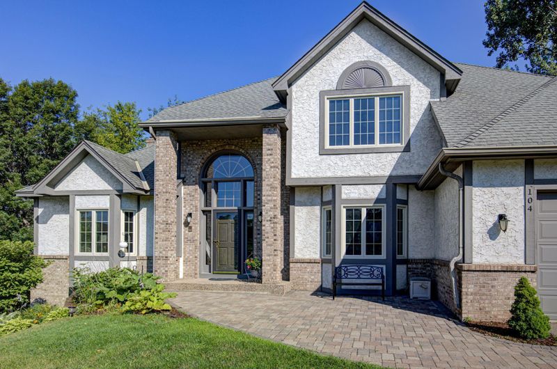 104 Innsbrook Ln, Burnsville, MN 55306