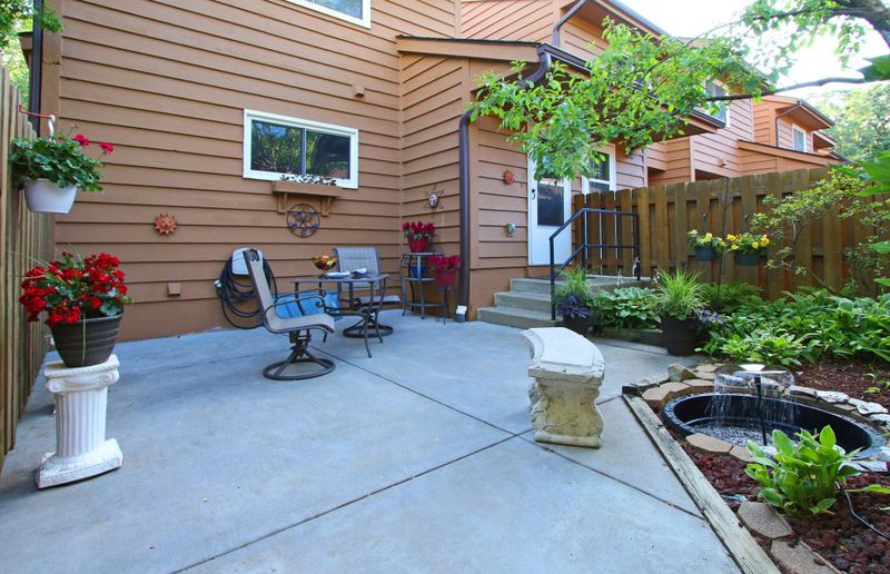 1620 Raindrop Dr, Eagan, MN 55121
