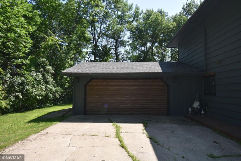 214 Oak Rd, Warroad, MN 56763
