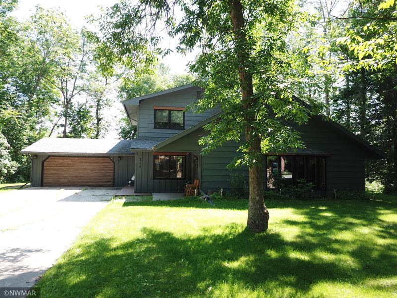 214 Oak Rd, Warroad, MN 56763