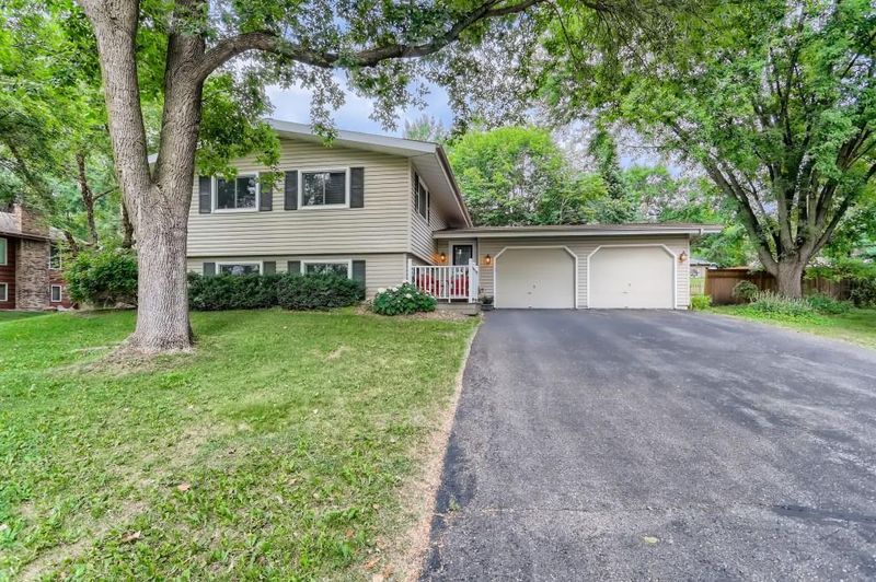 3311 Robinwood Ln, Minnetonka, MN 55305