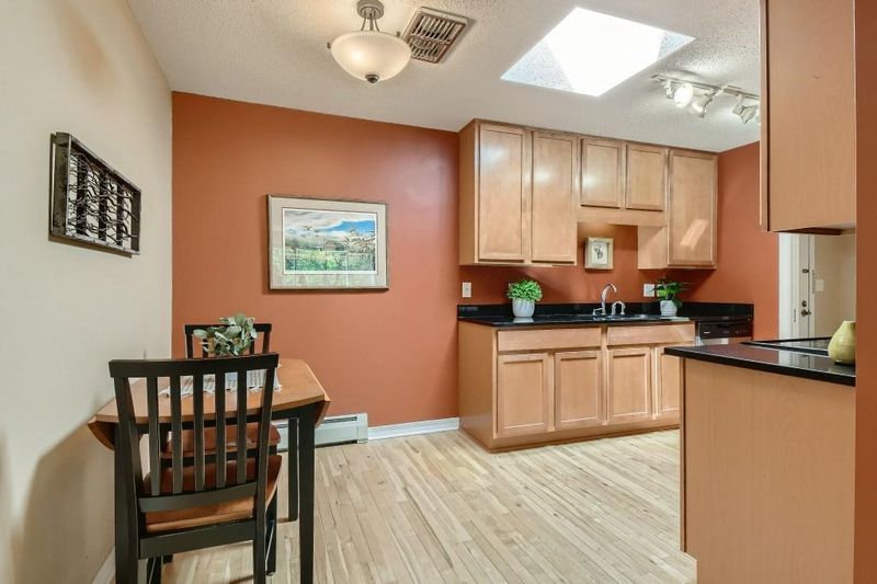 2700 W 44th St #410, Minneapolis, MN 55410