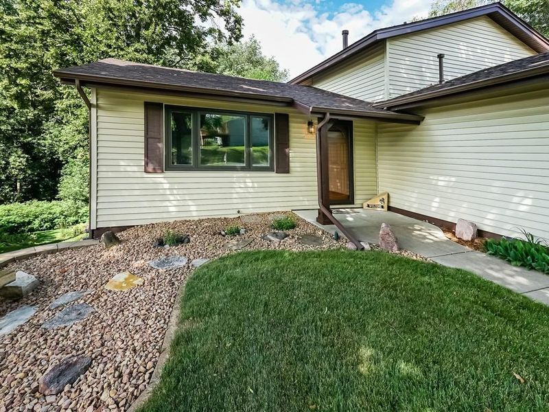 7052 Springhill Cir, Eden Prairie, MN 55346