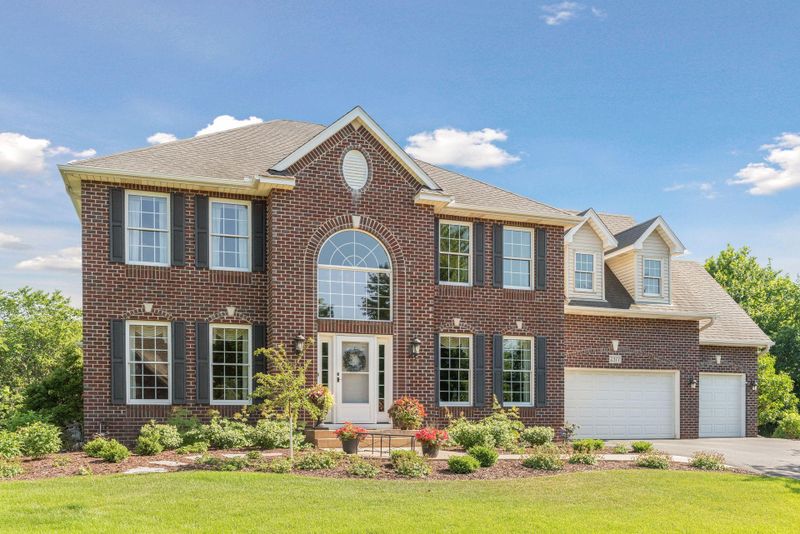 2377 Ellsworth Ct, Chaska, MN 55318