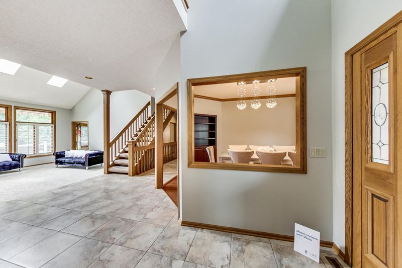 1509 Summit Oaks Ct, Burnsville, MN 55337