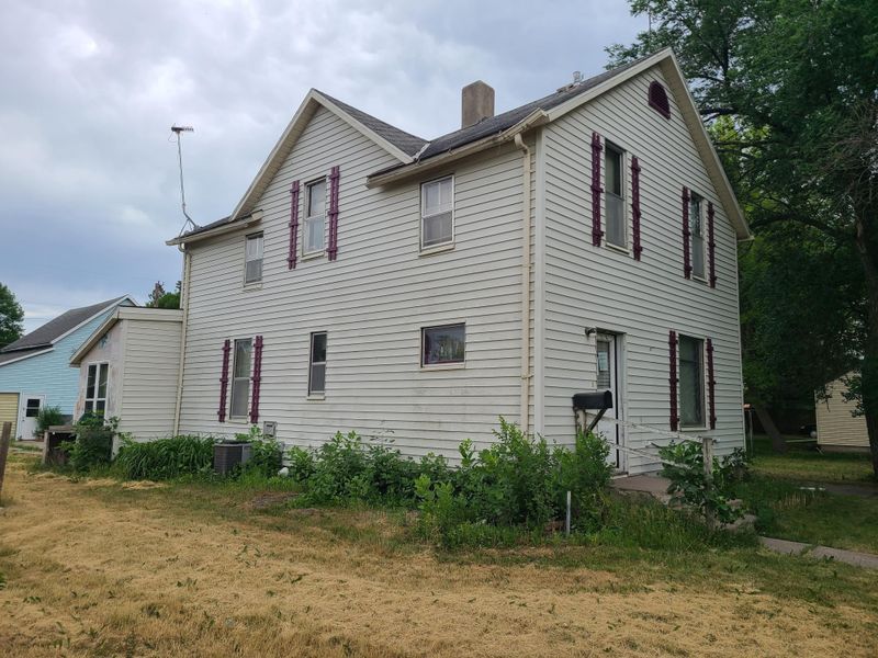 605 S 9th St, Olivia, MN 56277